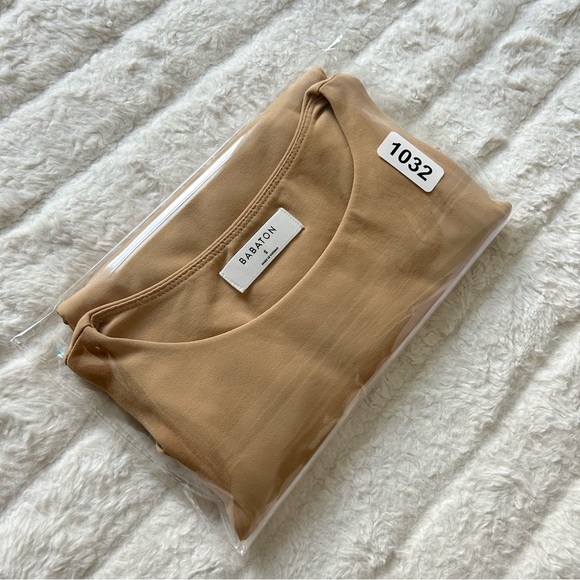 Aritzia Babaton Contour '90s Bodysuit Size Small in Beige Sleeveless Stretch - Picture 13 of 13